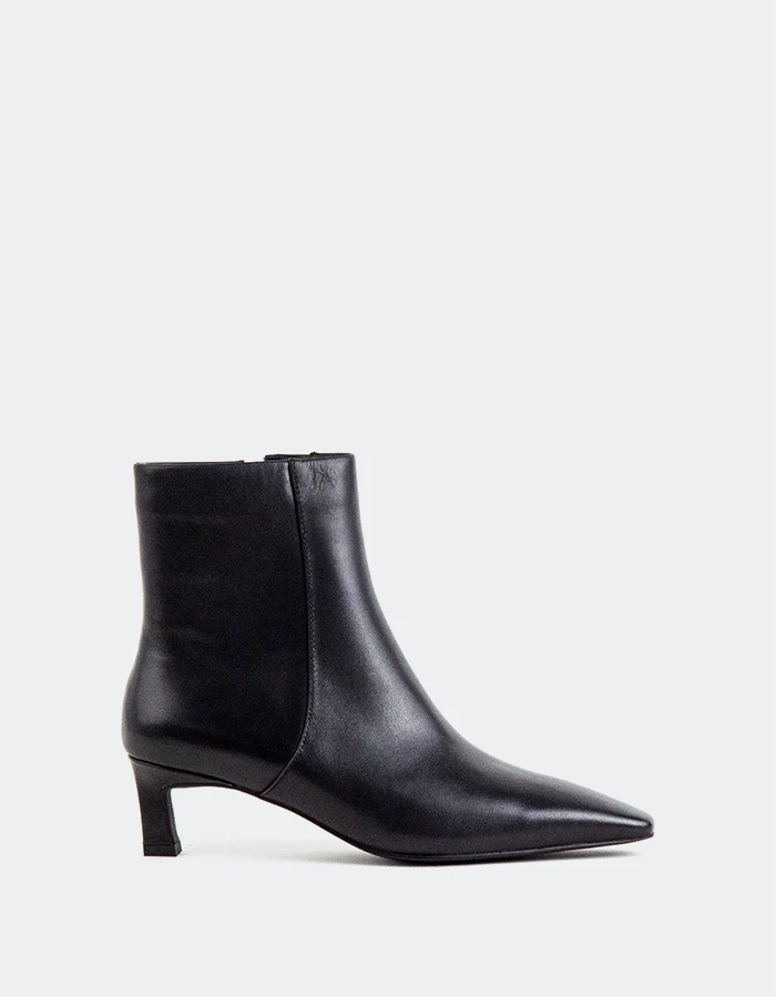 Kallista Black Leather