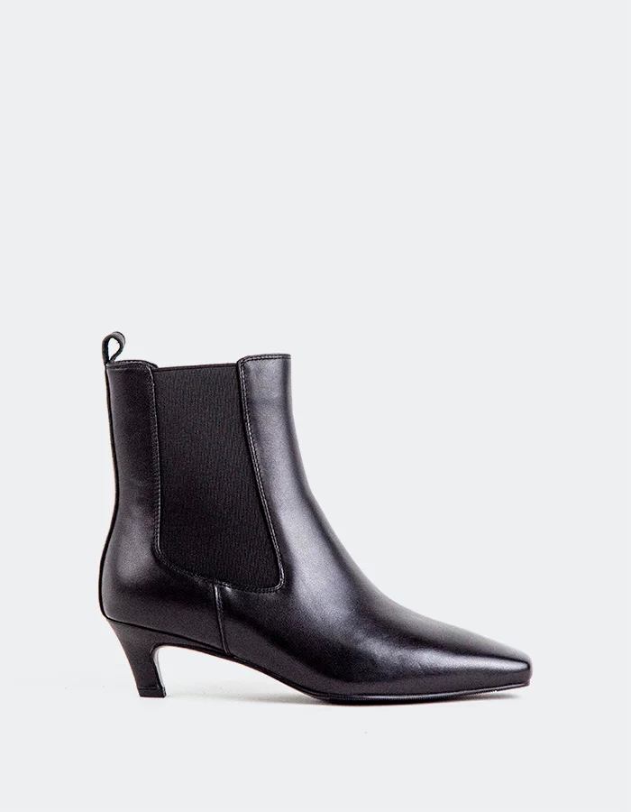 Illyria Black Leather