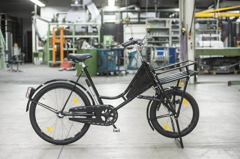 Vélo cargo NEUTRE, noir classique, vitesses avec éclairage et porte-charge