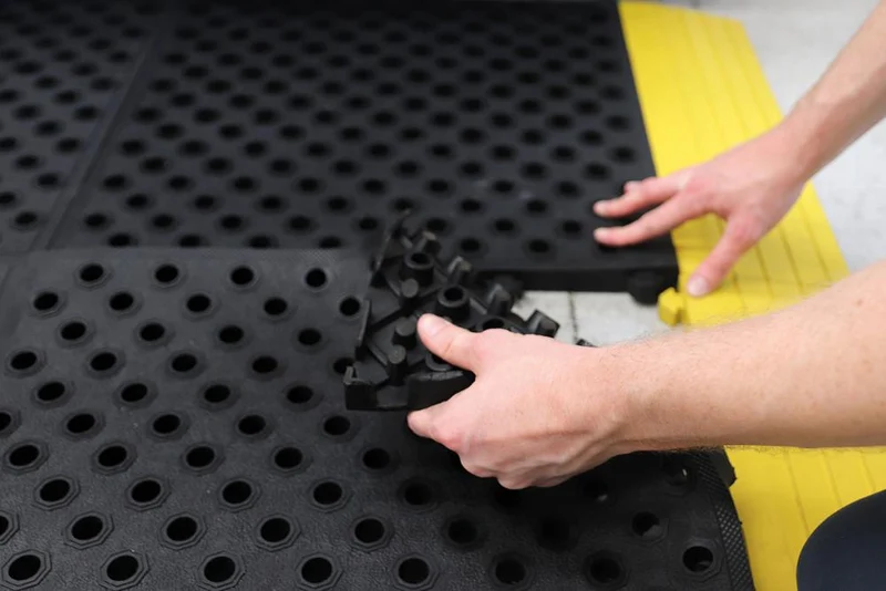 Tapis antifatigue COBA, Fatigue Lock noir L50xL50 cm avec trous